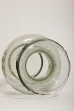 Jasno szary niski pękaty mocno napowietrzony półprzezroczysty szklany wazon z falbanką na rancie wlotu, Polska, lata 70.  - obrazek 11