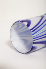 Jasno szaroniebieski średniej wielkości (22,5 cm) masywny dwuwarstwowy ręcznie formowany szklany wazon w stylu projektów Carlo Moretti/Murano, lata 70. - obrazek 12