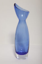 Półprzezroczysty średniej wielkości (28 cm) kobaltowy niesymetryczny szklany wazon z wlewem w formie kwiatowego kielicha, szkło Sommerso, Iittala, Finlandia, lata 70. - obrazek 11