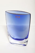 Szklany niski (21 cm) o przekroju łezki płaski niebieski/kobaltowy wazon z przezroczystą podstawą, Krośnieńskie Huty Szkła Krosno S.A., Polska, lata 90. - obrazek 11