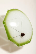 Jednopunktowa mlecznobiała szklana lampa ścienna/kinkiet z zielonym obrysem i symetrycznym ażurowym wzorem, Polska, lata 60. - obrazek 11