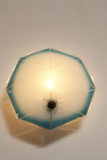 Jednopunktowa mlecznobiała szklana lampa ścienna/kinkiet z niebieskim obrysem i symetrycznym ażurowym wzorem, Polska, lata 60. - obrazek 11