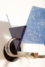 Duża jednopunktowa lampa ścienna/kinkiet "Murana 1680-9" z chromowanym ramieniem, kloszem złożonym z czterech szklanych płytek i z granatowymi półprzepuszczalnymi trójkątnymi uchwytami z tworzywa, Postmodernizm i styl Memphis, projekt Perry King & Santiago Miranda dla Arteluce, Włochy, lata 80. - obrazek 11