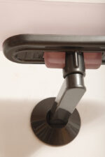 Duża postmodernistyczna jednopunktowa lampa ścienna/kinkiet "Jill" z grafitowym metalowym ramieniem i płytkim szklanym matowym jasno różowym kloszem, projekt Perry King, Santiago Miranda i Gianluigi Arnaldi dla Arteluce, Włochy, wzór z 1978 roku - obrazek 11