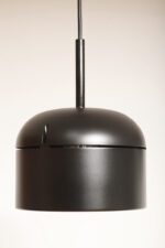 Nieduża jednopunktowa lampa wisząca/sufitowa z czarnym satynowym kloszem z tworzywa i metalowym srebrnym odbłyśnikiem, projekt Arnold Berges dla Staff Leuchten, Model 5518/19/38, Niemcy, lata 70. - obrazek 11