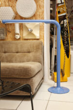 Duża niebieska jednopunktowa lampa biurkowa/podłogowa w kształcie odwróconego "L" z tworzywa sztucznego z metalową okrągłą podstawą "Tube", projekt Anders Pehrson dla Ateljé Lyktan, Space Age, Szwecja, wzór z 1973 roku - obrazek 11