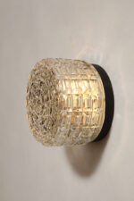 Szklany nieduży jednopunktowy okrągły przezroczysto lodowy kinkiet "Petit" z geometrycznym wzorem osadzony na czarnej metalowej obejmie, Francja, lata 70. - obrazek 11