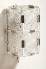 Szklana jednopunktowa lampa ścienna/kinkiet złożony z powtarzalnych fakturowych kwadratowych kafli spiętych metalowymi klamrami, Kamenicky Šenov, Czechosłowacja, lata 60. - obrazek 12