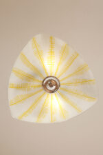 Szklana dwupunktowa trójkątna mlecznobiała z żółtym geometrycznym wzorem lampa sufitowa „Parasolka” na metalowej sztycy, Napako, Czechosłowacja, lata 50/60. - obrazek 11
