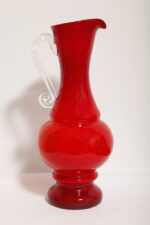 Duży szklany dwuwarstwowy czerwony dzbanek "Verona" z mlecznobiałym wnętrzem i przezroczystym uchem, projekt Ludwik Fiedorowicz, Huta Szkła Gospodarczego "Ząbkowice" w Dąbrowie Górniczej, Polska, wzór z 1982 roku - obrazek 8