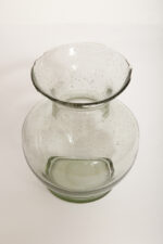 Jasno szary niski pękaty mocno napowietrzony półprzezroczysty szklany wazon z falbanką na rancie wlotu, Polska, lata 70.  - obrazek 12