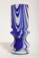 Jasno szaroniebieski średniej wielkości (22,5 cm) masywny dwuwarstwowy ręcznie formowany szklany wazon w stylu projektów Carlo Moretti/Murano, lata 70. - obrazek 13