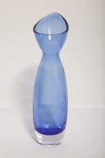 Półprzezroczysty średniej wielkości (28 cm) kobaltowy niesymetryczny szklany wazon z wlewem w formie kwiatowego kielicha, szkło Sommerso, Iittala, Finlandia, lata 70. - obrazek 12