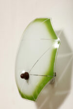 Jednopunktowa mlecznobiała szklana lampa ścienna/kinkiet z zielonym obrysem i symetrycznym ażurowym wzorem, Polska, lata 60. - obrazek 12