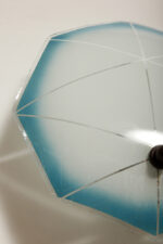 Jednopunktowa mlecznobiała szklana lampa ścienna/kinkiet z niebieskim obrysem i symetrycznym ażurowym wzorem, Polska, lata 60. - obrazek 12