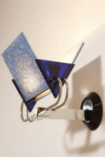 Duża jednopunktowa lampa ścienna/kinkiet "Murana 1680-9" z chromowanym ramieniem, kloszem złożonym z czterech szklanych płytek i z granatowymi półprzepuszczalnymi trójkątnymi uchwytami z tworzywa, Postmodernizm i styl Memphis, projekt Perry King & Santiago Miranda dla Arteluce, Włochy, lata 80. - obrazek 12