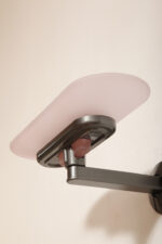 Duża postmodernistyczna jednopunktowa lampa ścienna/kinkiet "Jill" z grafitowym metalowym ramieniem i płytkim szklanym matowym jasno różowym kloszem, projekt Perry King, Santiago Miranda i Gianluigi Arnaldi dla Arteluce, Włochy, wzór z 1978 roku - obrazek 12
