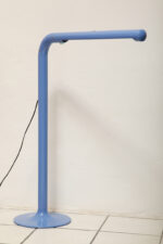 Duża niebieska jednopunktowa lampa biurkowa/podłogowa w kształcie odwróconego "L" z tworzywa sztucznego z metalową okrągłą podstawą "Tube", projekt Anders Pehrson dla Ateljé Lyktan, Space Age, Szwecja, wzór z 1973 roku - obrazek 12