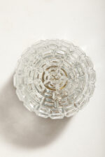 Szklany nieduży jednopunktowy okrągły przezroczysto lodowy kinkiet "Petit" z geometrycznym wzorem osadzony na czarnej metalowej obejmie, Francja, lata 70. - obrazek 12