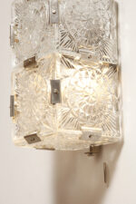 Szklana jednopunktowa lampa ścienna/kinkiet złożony z powtarzalnych fakturowych kwadratowych kafli spiętych metalowymi klamrami, Kamenicky Šenov, Czechosłowacja, lata 60. - obrazek 13