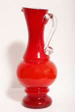 Duży szklany dwuwarstwowy czerwony dzbanek "Verona" z mlecznobiałym wnętrzem i przezroczystym uchem, projekt Ludwik Fiedorowicz, Huta Szkła Gospodarczego "Ząbkowice" w Dąbrowie Górniczej, Polska, wzór z 1982 roku - obrazek 9