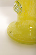 Duży cytrynowy szklany wazon/kielich z przeźroczystymi "guzikami", projekt Czesław Hajnysz, Spółdzielnia Pracy Przemysłu Ludowego i Artystycznego Kamionka w Łysej Górze, Polska, lata 70. - obrazek 13