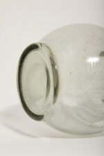 Jasno szary niski pękaty mocno napowietrzony półprzezroczysty szklany wazon z falbanką na rancie wlotu, Polska, lata 70.  - obrazek 13