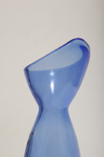 Półprzezroczysty średniej wielkości (28 cm) kobaltowy niesymetryczny szklany wazon z wlewem w formie kwiatowego kielicha, szkło Sommerso, Iittala, Finlandia, lata 70. - obrazek 13