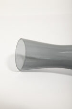 Delikatny średniej wielkości (25 cm) szklany ręcznie formowany wazon z cienkiego dymionego szkła w szarym kolorze w kształcie zbliżonym do klepsydry, Niemcy, lata 70. - obrazek 13