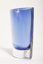 Szklany niski (21 cm) o przekroju łezki płaski niebieski/kobaltowy wazon z przezroczystą podstawą, Krośnieńskie Huty Szkła Krosno S.A., Polska, lata 90. - obrazek 13