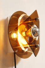 Okrągły półprzezroczysty kinkiet w stylu Space Age złożony z kilku równolegle ustawionych względem siebie płaszczyzn z akrylu/pleksi, firma Herda, Holandia, lata 70. - obrazek 13