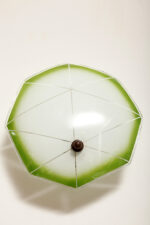 Jednopunktowa mlecznobiała szklana lampa ścienna/kinkiet z zielonym obrysem i symetrycznym ażurowym wzorem, Polska, lata 60. - obrazek 13
