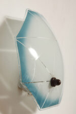 Jednopunktowa mlecznobiała szklana lampa ścienna/kinkiet z niebieskim obrysem i symetrycznym ażurowym wzorem, Polska, lata 60. - obrazek 13