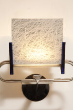 Duża jednopunktowa lampa ścienna/kinkiet "Murana 1680-9" z chromowanym ramieniem, kloszem złożonym z czterech szklanych płytek i z granatowymi półprzepuszczalnymi trójkątnymi uchwytami z tworzywa, Postmodernizm i styl Memphis, projekt Perry King & Santiago Miranda dla Arteluce, Włochy, lata 80. - obrazek 13