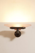 Duża postmodernistyczna jednopunktowa lampa ścienna/kinkiet "Jill" z grafitowym metalowym ramieniem i płytkim szklanym matowym jasno różowym kloszem, projekt Perry King, Santiago Miranda i Gianluigi Arnaldi dla Arteluce, Włochy, wzór z 1978 roku - obrazek 13