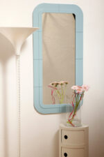 Prostokątne lustro ścienne osadzone w modułowej niebieskiej lekkiej ramie z tworzywa z zaokrąglonymi rogami, Anna Castelli Ferrieri, firma Kartell, Włochy, lata 60. - obrazek 23