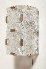 Szklana jednopunktowa lampa ścienna/kinkiet złożony z powtarzalnych fakturowych kwadratowych kafli spiętych metalowymi klamrami, Kamenicky Šenov, Czechosłowacja, lata 60. - obrazek 14