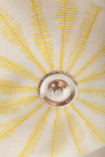 Szklana dwupunktowa trójkątna mlecznobiała z żółtym geometrycznym wzorem lampa sufitowa „Parasolka” na metalowej sztycy, Napako, Czechosłowacja, lata 50/60. - obrazek 13