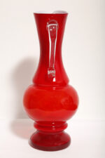 Duży szklany dwuwarstwowy czerwony dzbanek "Verona" z mlecznobiałym wnętrzem i przezroczystym uchem, projekt Ludwik Fiedorowicz, Huta Szkła Gospodarczego "Ząbkowice" w Dąbrowie Górniczej, Polska, wzór z 1982 roku - obrazek 10