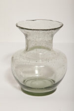 Jasno szary niski pękaty mocno napowietrzony półprzezroczysty szklany wazon z falbanką na rancie wlotu, Polska, lata 70.  - obrazek 14