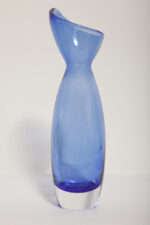 Półprzezroczysty średniej wielkości (28 cm) kobaltowy niesymetryczny szklany wazon z wlewem w formie kwiatowego kielicha, szkło Sommerso, Iittala, Finlandia, lata 70. - obrazek 14