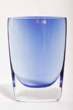 Szklany niski (21 cm) o przekroju łezki płaski niebieski/kobaltowy wazon z przezroczystą podstawą, Krośnieńskie Huty Szkła Krosno S.A., Polska, lata 90. - obrazek 14