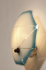 Jednopunktowa mlecznobiała szklana lampa ścienna/kinkiet z niebieskim obrysem i symetrycznym ażurowym wzorem, Polska, lata 60. - obrazek 14