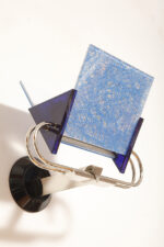 Duża jednopunktowa lampa ścienna/kinkiet "Murana 1680-9" z chromowanym ramieniem, kloszem złożonym z czterech szklanych płytek i z granatowymi półprzepuszczalnymi trójkątnymi uchwytami z tworzywa, Postmodernizm i styl Memphis, projekt Perry King & Santiago Miranda dla Arteluce, Włochy, lata 80. - obrazek 14