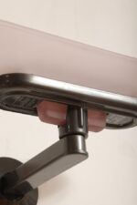 Duża postmodernistyczna jednopunktowa lampa ścienna/kinkiet "Jill" z grafitowym metalowym ramieniem i płytkim szklanym matowym jasno różowym kloszem, projekt Perry King, Santiago Miranda i Gianluigi Arnaldi dla Arteluce, Włochy, wzór z 1978 roku - obrazek 14