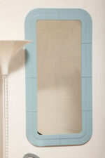 Prostokątne lustro ścienne osadzone w modułowej niebieskiej lekkiej ramie z tworzywa z zaokrąglonymi rogami, Anna Castelli Ferrieri, firma Kartell, Włochy, lata 60. - obrazek 25