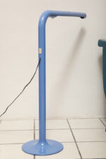 Duża niebieska jednopunktowa lampa biurkowa/podłogowa w kształcie odwróconego "L" z tworzywa sztucznego z metalową okrągłą podstawą "Tube", projekt Anders Pehrson dla Ateljé Lyktan, Space Age, Szwecja, wzór z 1973 roku - obrazek 14