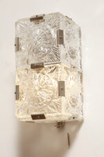 Szklana jednopunktowa lampa ścienna/kinkiet złożony z powtarzalnych fakturowych kwadratowych kafli spiętych metalowymi klamrami, Kamenicky Šenov, Czechosłowacja, lata 60. - obrazek 15