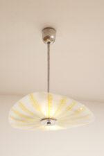 Szklana dwupunktowa trójkątna mlecznobiała z żółtym geometrycznym wzorem lampa sufitowa „Parasolka” na metalowej sztycy, Napako, Czechosłowacja, lata 50/60. - obrazek 14
