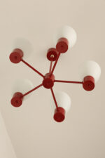 Pięciopunktowa czerwona metalowa lampa sufitowa/żyrandol ze szklanymi mlecznobiałymi kloszami, Niemcy, lata 60/70. - obrazek 15